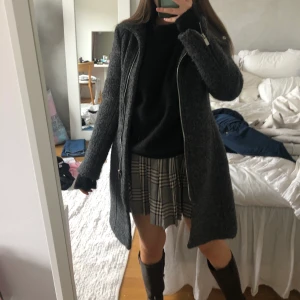 Kappa - Fin grå kappa i 50% ull. Använd fåtal gånger