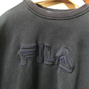 Vintage fila  - Vintage fila-tröja i superbra skick! Passar de flesta beroende på hur man vill den ska sitta. Är oversized på mig som har S!