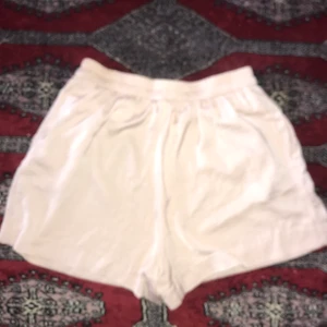 Ljusrosa tunna tygshorts  - ljusrosa fladdriga shorts som är högmidjade. Resår i midjan. SKöna till sommaren, sparsamt använda. Skriv för fler bilder/mått! Allt så bort på min sida pga flytt! Priser går att diskutera! :)