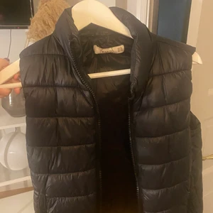 Svart väst - Jättesnygg väst som passar till typ allt! Nypris 400 på Mango, säljer för 250 + frakt!Ser helt oanvänd ut men används måttligt 💗💗💗 skriv för fler bilder. Storlek Xs men passar till M