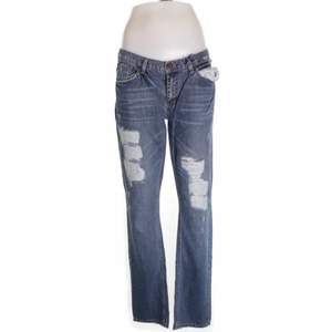 Assnygga oanvända lågmidjade jeans från Gina Tricot. Köpte på sellpy men de var alldeles för långa för mig som är 165. Prislapp finns kvar. 