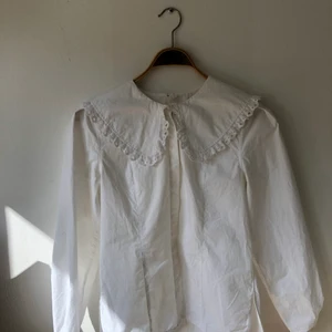 Skjorta med krage  - Skjorta från Arket med krage. Använd några gånger av mig. Har för många skjortor med kragar så bestämt mig för att sälja några. Så söt! 