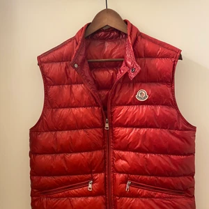 Moncler gui gilet vest stl 2 - Säljer nu min väst som är för liten , äkta såklart, har ett svart märke på sidan av dragkedjan men går nog bort om man tvättar den, kan mötas eller frakta