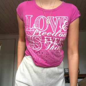 Rare y2k babytee t-shirt - Y2K baby tee, superfin. On wednesdays we wear pink 🧚💓 pris är disskuterbart, skriv privat vid frågor 💜