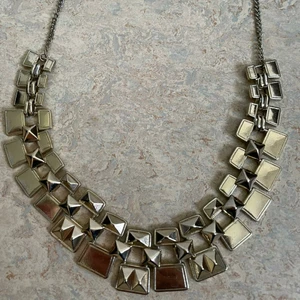 Guldig halsband - Metall halsband i färgen guld