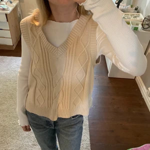 Stickad väst - Så fin stickad väst från monki (slutsåld). Tjock i materialet och lägger sig fint. Är i storlek L men funkar för flera olika storlekar skulle jag säga, beroende på hur man vill att den ska sitta. Jag har S i vanliga fall för referens 💕💕