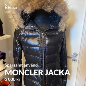 Moncler - Använd sparsamt! Äkta Moncler jacka. Midjekort! Modellen är slutsåld sedan länge! 