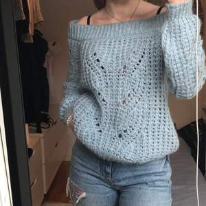 Off shoulder stickad tröja i den perfekta blå färgen ifrån river island👌🏽💙 i storlek 34 men passar troligen 36 och 38 också. I bra skick, köparen står för frakten ✨