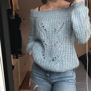Stickad tröja - Off shoulder stickad tröja i den perfekta blå färgen ifrån river island👌🏽💙 i storlek 34 men passar troligen 36 och 38 också. I bra skick, köparen står för frakten ✨