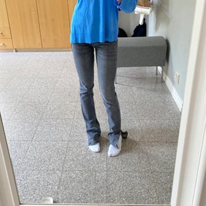 Zara jeans - Gråa zara jeans med slits. Strlk 34, säljer då de är för långa 😔❤️❤️