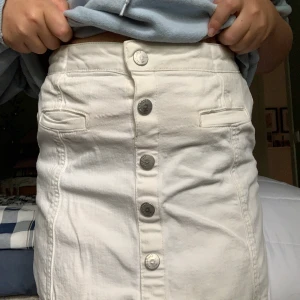 Vit jeans kjol barn - Vit jeans kjol i bra skick.