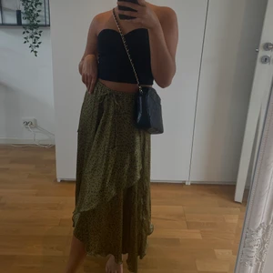 Kjol - Så cool och snygg kjol i grönt leopardmönster🐆🐆💚 från zara!!