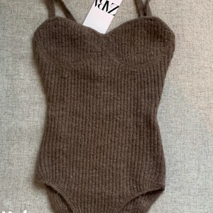 Zara body - Säljer då den inte passa mig som har bh storlek D. Annars är den såå fin🥺 Hade passat någon med en aning mindre bröst! (Sticks inte)