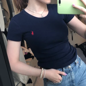 T-shirt Ralph lauren - Så skönt T-shirt med rött Ralph lauren märke, i storlek xs men skulle säga att den är stor i storleken och även passar en s. I bra skick, köparen står för frakten💙