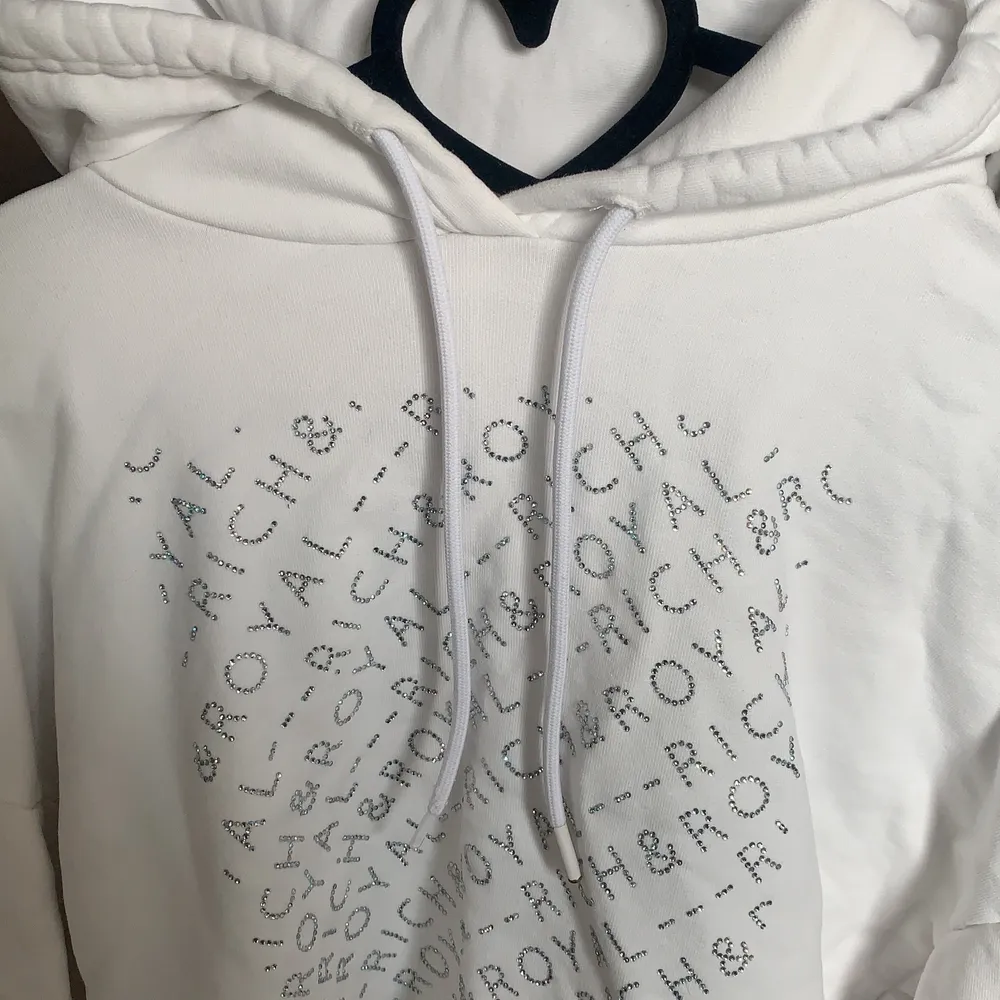 En skitsnygg hoodie ifrån rich and royal, med glitter text på framsidan, endast använd 1-2 ggr! Storlek Small. Nypris runt 1000kr!. Tröjor & Koftor.