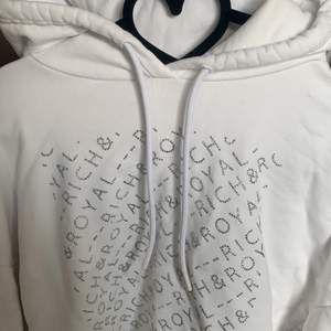 En skitsnygg hoodie ifrån rich and royal, med glitter text på framsidan, endast använd 1-2 ggr! Storlek Small. Nypris runt 1000kr!