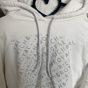 Rich&royal - En skitsnygg hoodie ifrån rich and royal, med glitter text på framsidan, endast använd 1-2 ggr! Storlek Small. Nypris runt 1000kr!