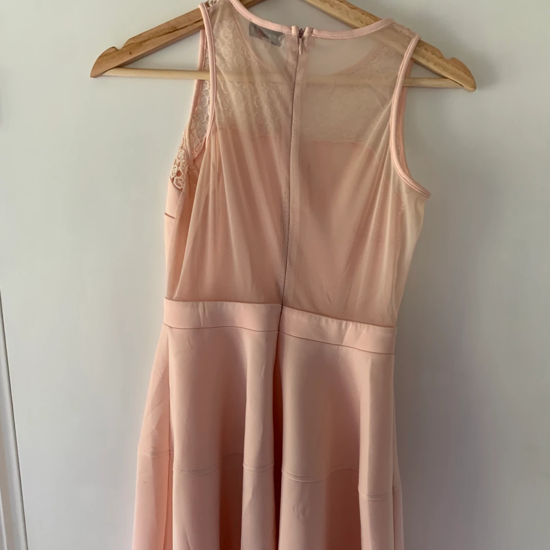 Rosa klänning med detaljer - 90