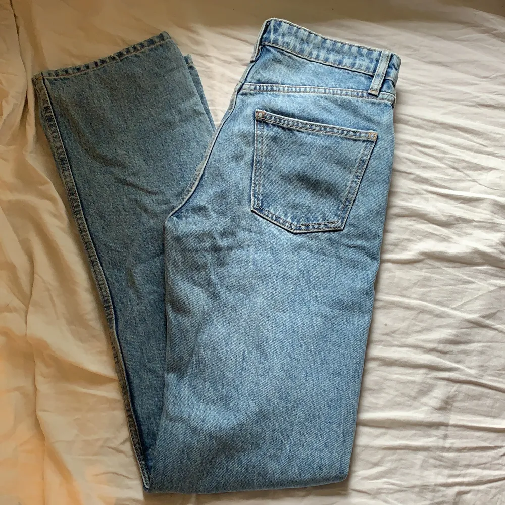 Säljer mina jättefina jeans från Zara i en straight leg, midrise modell (de populära). Jättefint skick, säljer pga fel storlek. ( storlek 34 ) långa på mig som är 170🥰. Jeans & Byxor.