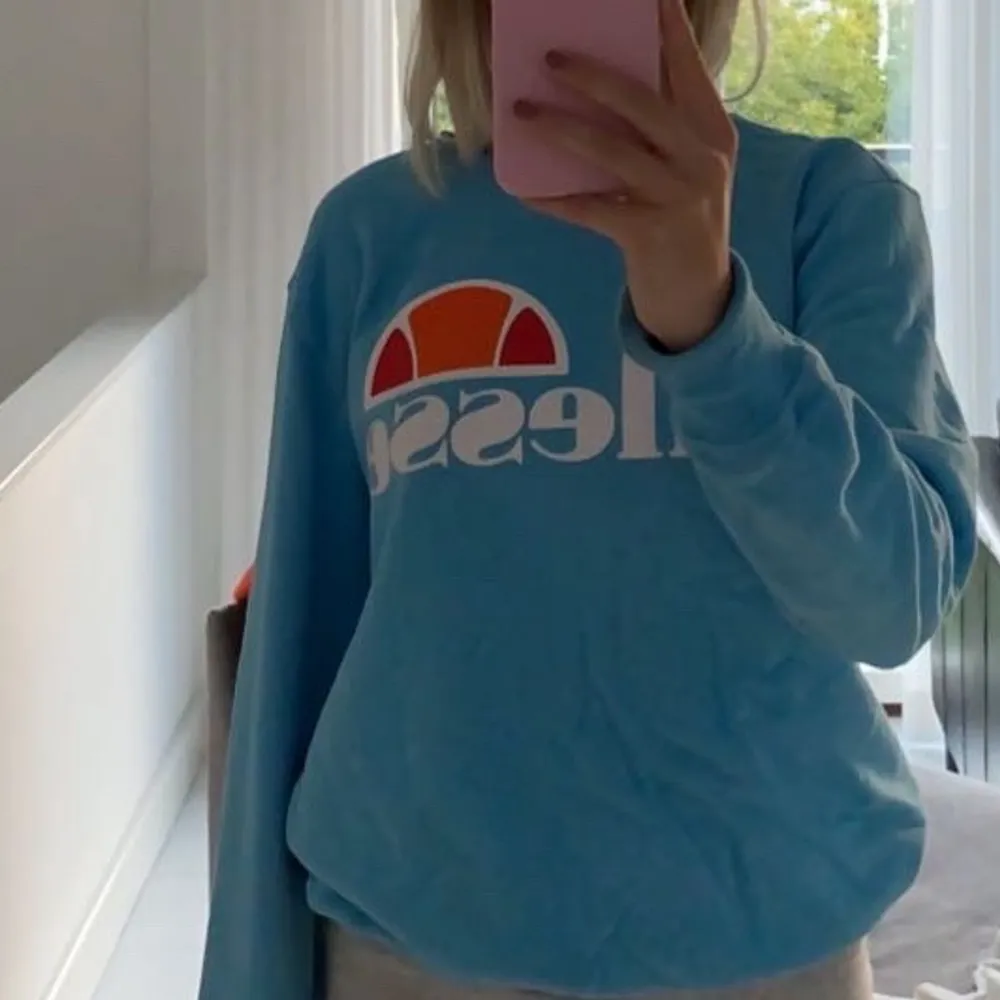 ljusblå sweatshirt från weekday/ellesse-kollektionen. köpte för över ett år sen men knappt använt. nypris är 800kr. lite skrynklig på bilden men annars är den i toppskick!. Tröjor & Koftor.