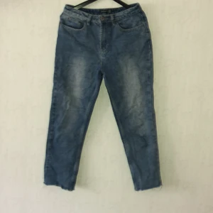 Blå jeans  - Blåa jeans från Boohoo. Använt skick, inga skador.