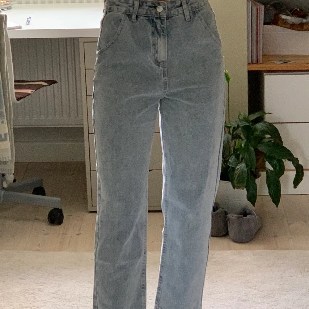 Assköna ljusa jeans från Aelfric Eden som enbart är testade men som jag tkr är lite korta på mig (169 cm) 🤍 Frakt tillkommer <3. Jeans & Byxor.