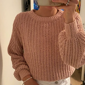 Mysig och snygg rosa stickad tröja - Väldigt fin och mysig stickad tröja. Den är i bra skick! Framkt ingår inte i priset🍀💖