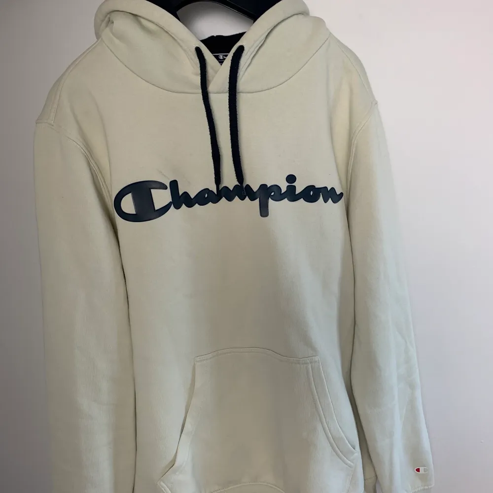 Schysst hoodie från Champion i storlek S. Sitter bra på en och har inga slitningar. Använd men är i fint skick.. Tröjor & Koftor.