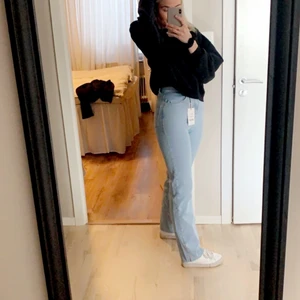 Jeans  - Säljer mina favoritblåa jeans pga måste rensa ur garderoben 😭 använda fåtal gånger så i väääldigt bra skick. Nypris 449kr. !!jag är 173 lång!! Modellen på bilden sägs vara 178 lång. 