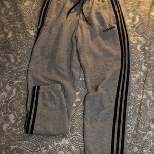 Adidas byxor  - Grå adidas byxor storlek S. Kan mötas i Örebro och Eskilstuna 