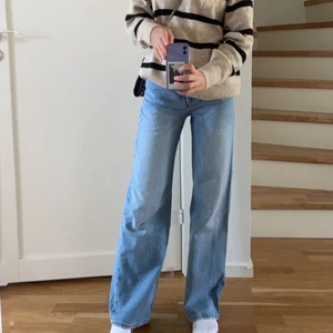 Jeans - Snygga jeans från Monki i skitfin blå färg💕 Jag är 1,68