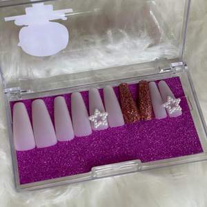 Press On nails available in different colors Reusable, long lasting Comes with prep kit (mini file, mail tabs, cuticles, pusher and alcohol pads.