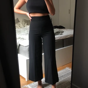 Kostymbyxor  - Svarta kostymbyxor i kortare modell med hög midja. Fint skick. Jag på bilden är 170cm lång