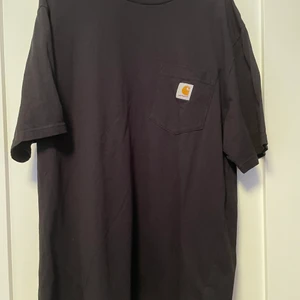 Carhartt t-shirt i storlek XL - Säljer nu min Carharrt WIP t-shirt i väldigt bra skick. Använd 3 gånger. Storlek XL men passar L fast lite mer oversized.