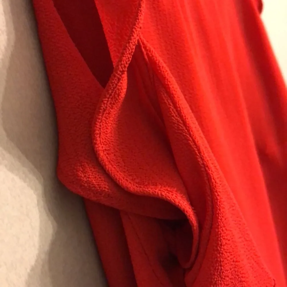 Säljer den här skit snygga röda blusen som inte passar längre🤍. Blusar.