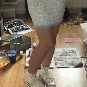 Vita converse  - Säljer mina vita converse när de tyvärr blivit för små! Säljer de billigt pga att de är köpta begagnat och använt de fåtal gånger