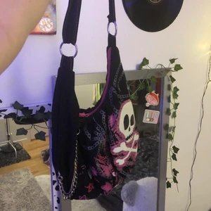 Väska  - Oanvänd väska me kedja på<3
