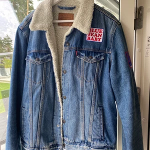 Levis jeansjacka med ull  - I nyskick, knappt använd. Storlek L. Patches går att ta bort