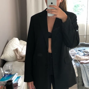 Svart kavaj  - En svart kavaj från H&M i storlek xs. Säljer då den inte kommer till användning längre. Jag på bilden är 1.55 cm. Väldigt fint skick. Köparen står för frakten som är spårbar 💛