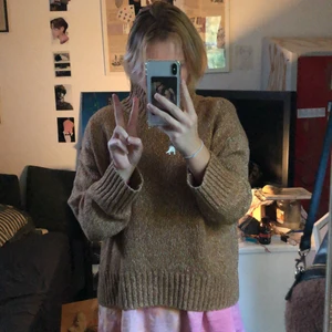 Senapsgul Tjocktröja  - Jättefin Senapsgul tjocktröja köpt på H&M, knappast använd och i jättebra skick, står XS men passar som M  :) köparen står för frakten <3