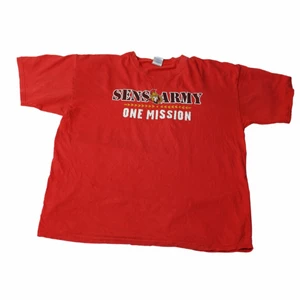 Sens Army - Vintage T-shirt - En riktigt fet röd tröja som är lite stor i storleken och är därför perfekt för en lite 90’s stil. Är från ett stort college i USA. Thriftad i Los Angeles.