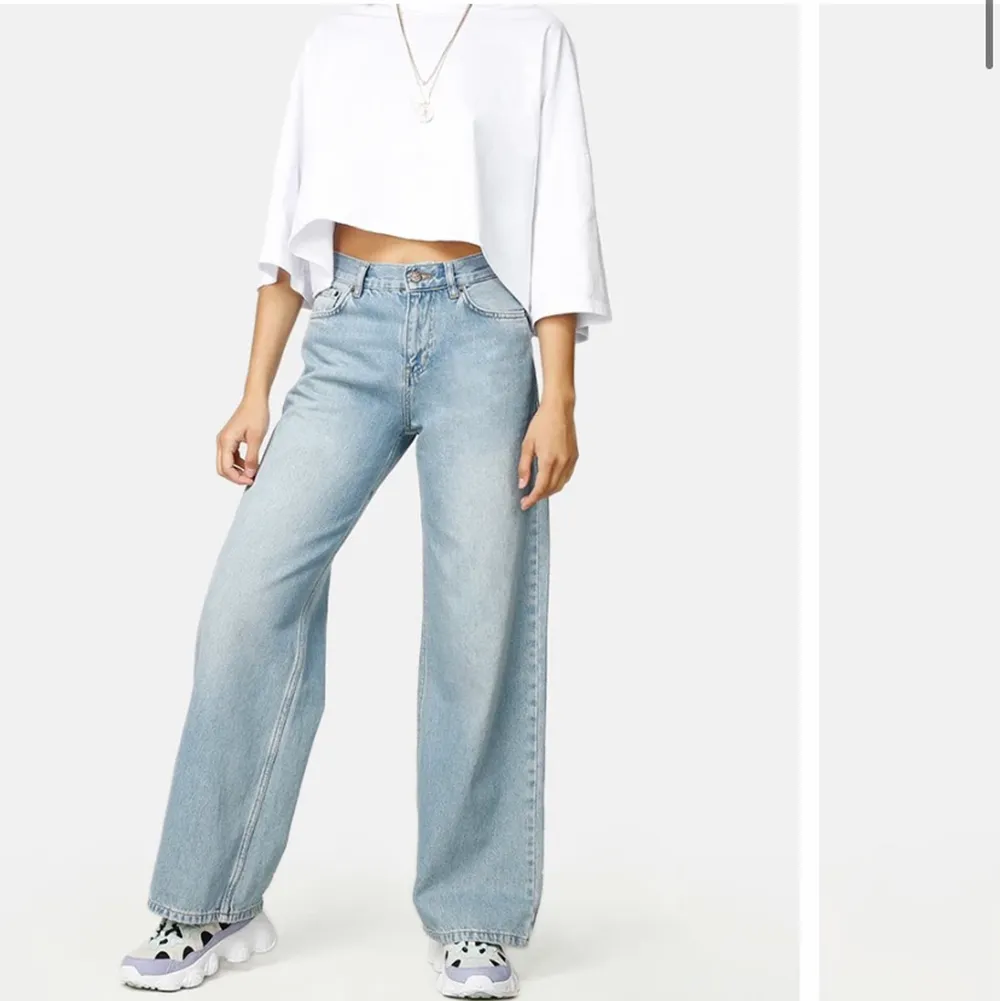 Säljer dessa fina jeans från junkyard, nypris 500kr. Ganska använda men väldigt bra skick, bara att skriva ifall ni vill ha fler bilder. . Jeans & Byxor.
