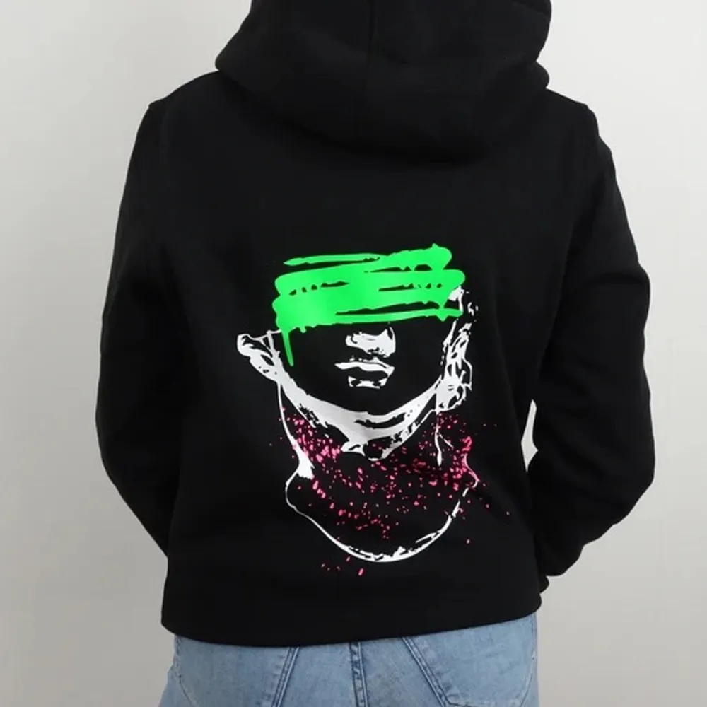 En svart hoodie från no x limit med ett coolt tryck på ryggen. Tröjan heter street art och är i bra skick.. Hoodies.