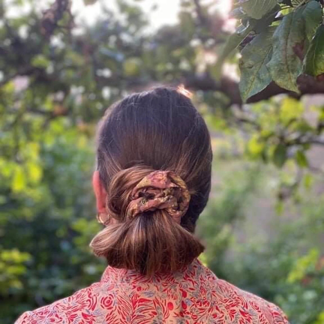 Brun blommig retro scrunchie  - 91