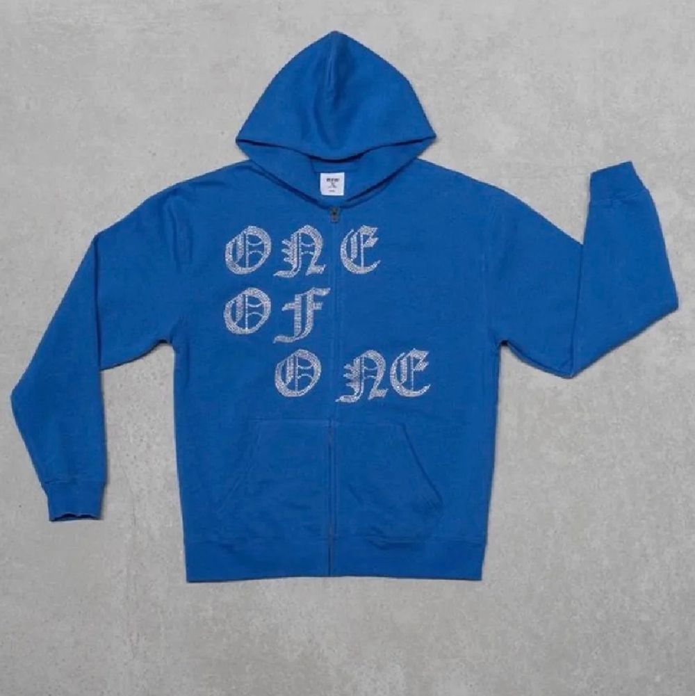 Intressekoll på min oneofone zip hoodie i väldigt bra skick! Säljer vid bra bud så startar budgivning!!💫✨ köp direkt för 1850. Huvtröjor & Träningströjor.