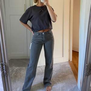 Gråa jeans från Amalie Star X Nakd🤍 Helt oanvända med lappen kvar💕 Slutsålda på hemsidan, blir budgivning om fler är intresserade🥰 köparen står för frakt