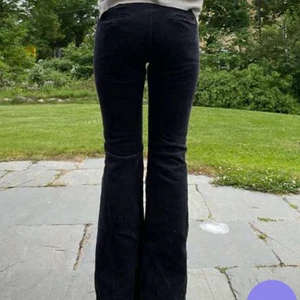 Brandy Melville Manchester byxa  - Sjukt snygga byxor från Brandy Melville. Manchester material och mörkblå.