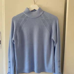 Blå stickad tröja  - En super fin blå stickad tröja som inte kommer till användning. Den är inte allt stickig och har en super fin färg och passform. Använd ca 2 gånger. Köptes under sommaren för ca 340kr