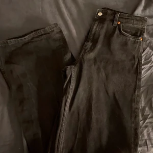 Svarta jeans - Breda svarta jeans i utmärkt skick