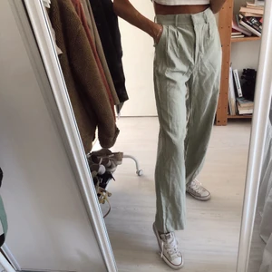 Gröna raka kostymbyxor Nakd - Skrynkliga på bilden 🙄 (inte tillgång till strykjärn atm) ljusolivgrön färg. Faller rakt och är sann i stolek. Stolek: 34🌷🍒
